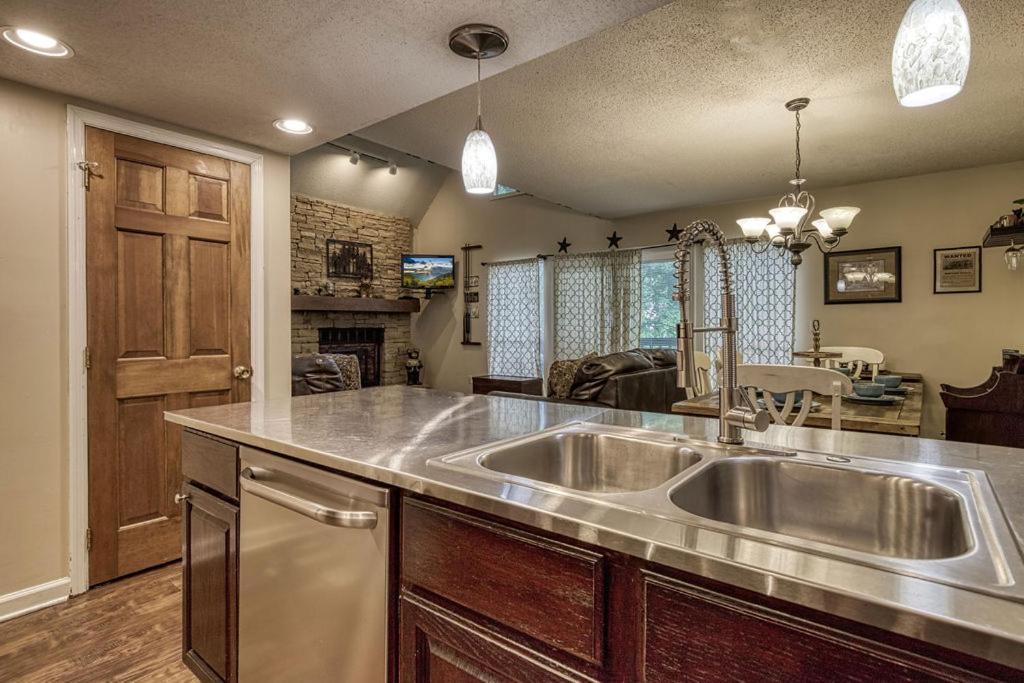 Moonshine Chalet, Hot Tub, Pool Access, Wifi, 1089 Free Tickets Each Paid Day, Dollywood And More Gatlinburg Exterior foto