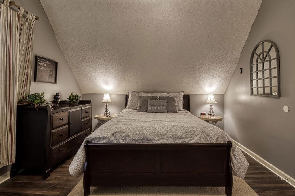 Moonshine Chalet, Hot Tub, Pool Access, Wifi, 1089 Free Tickets Each Paid Day, Dollywood And More Gatlinburg Exterior foto
