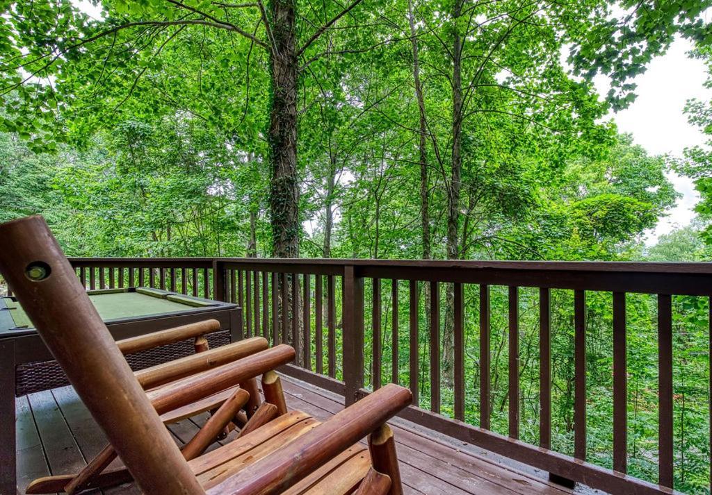 Moonshine Chalet, Hot Tub, Pool Access, Wifi, 1089 Free Tickets Each Paid Day, Dollywood And More Gatlinburg Exterior foto